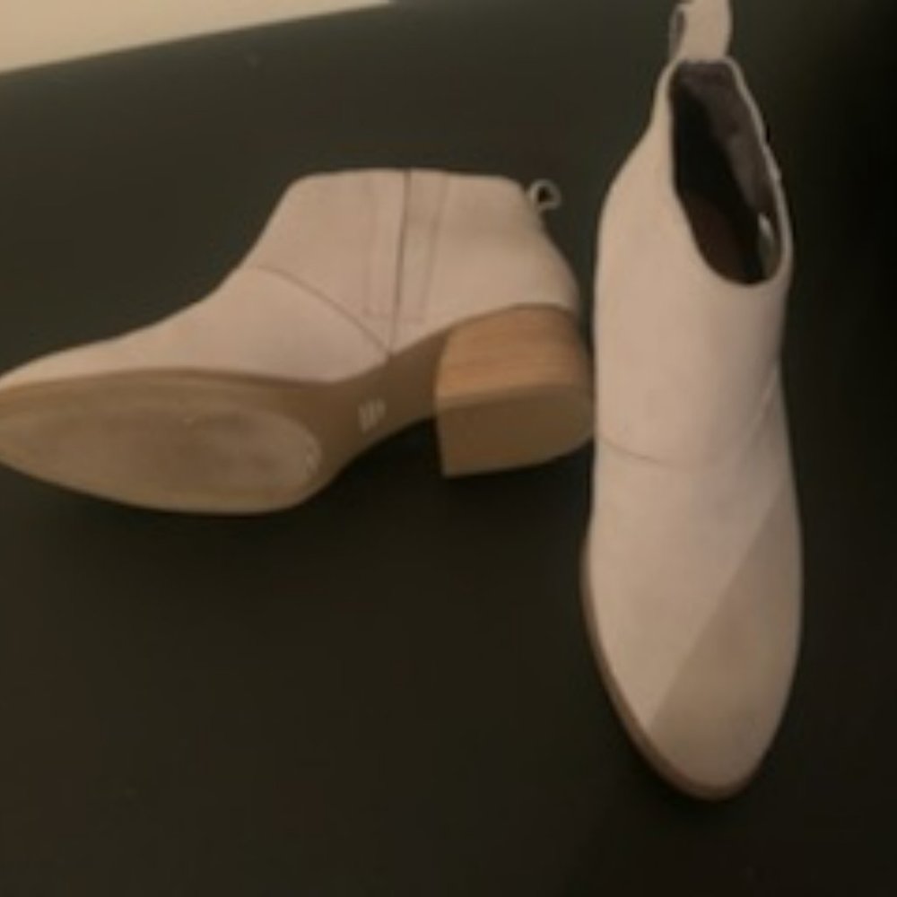 Size 8.5 Toms light grey booties